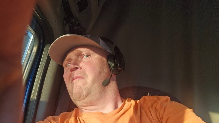 Live #546 OTR Trucking is Dead! Except for HOT GIRLS in SPANDEX? @adambennett2176