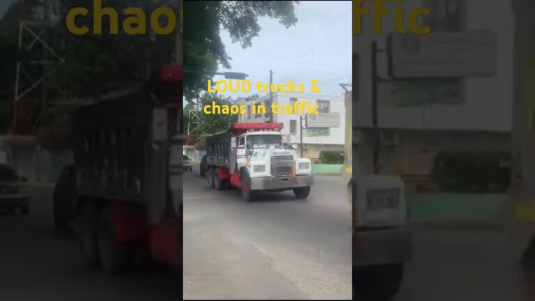 ¡Mira cuántos camiones pasan por esta calle! Many trucks in Sosua.